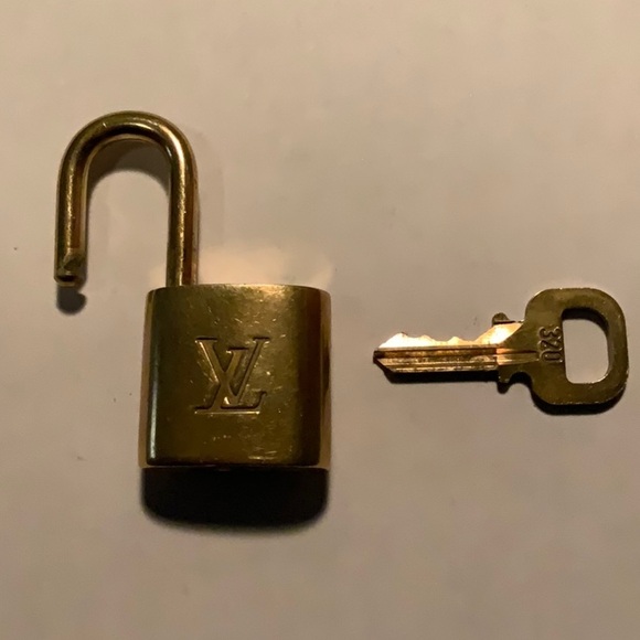 Vintage Louis Vuitton Brass ‘320’ in Goldtone with Goldtone Key - Picture 3 of 5
